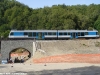 Il convoglio Stadler DEM4c 503 sul nuovo ponte che ha permesso la riapertura della tratta Madonna del Porto–Soveria Mannelli della linea FC Cosenza–Catanzaro. (San Pietro Apostolo (San Pietro Apostolo; 04/08/2011; Roberto Galati / tuttoTreno)