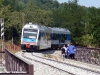 Il convoglio Stadler DEM4c 503 si avvicina al nuovo ponte che ha permesso la riapertura della tratta Madonna del Porto–Soveria Mannelli della linea FC Cosenza–Catanzaro. (San Pietro Apostolo; 04/08/2011; Roberto Galati / tuttoTreno)