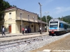 Il convoglio Stadler DEM4c 503 in sosta alla stazione prima dell'inaugurazione del nuovo ponte che ha permesso la riapertura della tratta Madonna del Porto–Soveria Mannelli della linea FC Cosenza–Catanzaro. (San Pietro Apostolo; 04/08/2011; Roberto Galati / tuttoTreno)