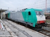 La E 483 020 di Arena Ways viene manovrata dalla 214 4313 per l'invio da vado Ligure Zona Industriale ad Asti. (24/03/2010; foto Jacopo Raspanti / tuttoTreno)