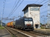 La E 189 408 di Compagnia Ferroviaria Italiana in transito sotto la Cabina A di Milano Smistamento. (12/07/2010; foto Alessandro Destasi / tuttoTreno)