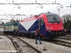 La E 190 301 della FUC viene manovrata dalla E 655 403 nello scalo di Udine Parco. (25/01/2011; foto Enrico Ceron / tuttoTreno)
