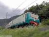 Una E 464 in spinta a un regionale in servizio lungo la linea della Val Pusteria, ripresa dall'auto in corsa. (12/05/2005; foto Barbara Rossi / tuttoTreno)