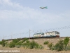 Le E 652 028 e 138 alla testa del treno MRS 51337 San ZenoâVilla San Giovanni, deviato sulla linea tirrenica mentre un aereo si appresta ad atterrare all'aeroporto romano 