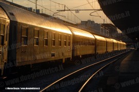 Le ultime luci del giorno illuminano il treno notte Espresso 1931 Venezia-Siracusa con sezione per Palermo , in partenza dalla stazione di Padova (11/08/2008; foto Marco Bruzzo / tuttoTreno)
