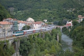 Il treno Espresso 13021 Mosca-Nizza: la E 656 433 con il convoglio russo/polacco a Isola del Cantone, sulla linea dei Giovi, ancora qualche chilometro e i viaggiatori arriveranno al Mediterraneo. (25/09/2010; © Jacopo Raspanti / tuttoTreno)