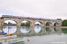 Il treno Espresso 13020 Mosca-Nizza in transito sul ponte di Peschiera del Garda. (25/09/2010; © Francesco Puppini / tuttoTreno)