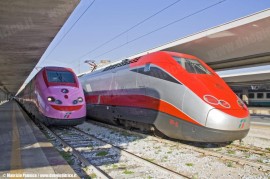 L'ETR 500 34 "Frecciarosa" in partenza da Napoli Centrale come invio a vuoto per Roma Termini dove è stato presentato stamane; a lato l'ETR 500 09 nella livrea Frecciarossa. (30/09/2010; Maurizio Pannico / TuttoTreno)
