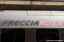 La scritta "Frecciarosa" sulla fiancata dell'ETR 610 03, presentato stamane a Roma Termini. (30/09/2010; foto Davide Porciello / tuttoTreno)