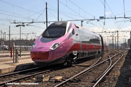 L'ETR 610 03 "Frecciarosa" in arrivo a Roma Termini dove è stato presentato stamane nell'ambito delle iniziative per il mese della salute della donna. (30/09/2010; foto Stefano Patelli/ tuttoTreno)