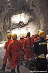 AlpTranit_galleriaGottardo_ultimodiaframmacannaest_2010_10_15_fotoAlpTransit_wwwduegieditriceit-1 La caduta dell'ultimo diaframma della canna est della galleria di base del Gottardo. (15/10/2010; foto Alp Transit / tuttoTreno)