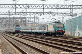 Le E 464 472 ed E 464 112 alla testa di due Regionali. (Firenze SMN, 16/10/2010; foto Stefano Patelli/ tuttoTreno)