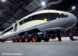Il trasferimento del mock-up del Velaro e320 che Siemens realizzerà per Eurostar Ltd. (Londra, 07/10/2010; foto © DNA / Pininfarina / tuttoTreno)