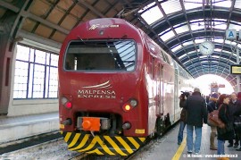 Il TAF 08 de LeNORD (parco TLN) effettua il Malpensa Express 24294/10329 per l'aeroporto lombardo. (Milano Centrale, 12/12/2010; © Maurizio Fantini / tuttoTreno)