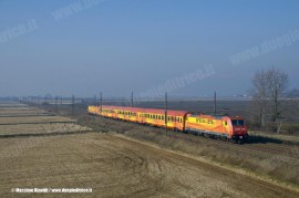 Il treno R 24226 Milano-Torino di Arena Ways in doppia trazione simmetrica di E 483 018 e 020 nei pressi di Olcenengo. (31/12/2010; foto M. Rinaldi) 