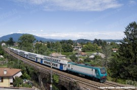 La E 464 063 in testa al Regionale 2151 Domodossola-Milano Centrale in transito nei pressi di Lesa. (21/06/2010; foto Paolo Di Lorenzo / tuttoTreno)