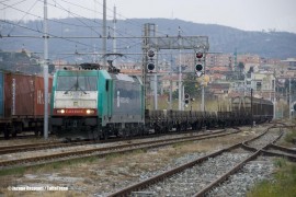 L'arrivo del treno da Chiasso con i carri per il peso frenato trainato dalla E 483 010NC di Nord Cargo. (28/10/2010; © Jacopo Raspanti / tuttoTreno)