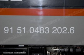 La marcatura della E 483 202 dell'impresa polacca Pol-Miedz Trans, in attesa di essere messe in composizione al treno per il trasferimento da Vado Ligure verso la Polonia. (28/12/2010; © Jacopo Raspanti / tuttoTreno)