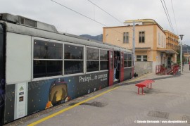 L'ETR 501 della Circumvesuviana a bordo del quale è stato allestito il presepe. (Piano, 30/12/2010; foto Antonio Bertagnin / tuttoTreno)