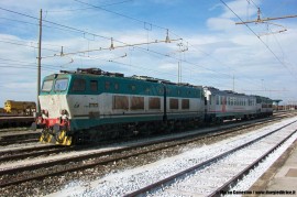 La carrozza Aldebaran nella nuova livrea RFI per i rotabili diagnostici mentre effettua un treno per rilievi intercalata tra le E 656 082 ed E 656 420. (Villa Literno, 02/02/2011; foto Marco Camerino / tuttoTreno)