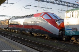 La E 404 002 in livrea Frecciarossa, appositamente applicata per l'esposizione delal locomotiva a Torino in occasione delle celebrazioni dei 150¡ dell'Unità d'Italia. (09/03/2011; foto Stefano Patelli/ tuttoTreno)