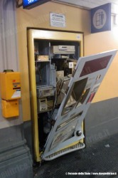 L'emettitrice biglietti self-service della stazione di Rapallo è stata devastata nella notte tra domenica e lunedì per portare via l'incasso, di più di 2000 Euro. (07/03/2011; © Ferrovie dello Stato / tuttoTreno)