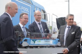 E' stata presentata a Monaco di Baviera la Bombardier TRAXX di terza generazione: nella foto i dirigenti Bombardier e Railpool con il modello della 187 001 di Railpool per l'impresa BLS. (11/05/2011; Helmut Petrovitsch / tuttoTreno)