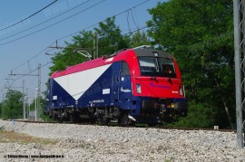 La E 190 302 FUC lungo la circovallazione ferroviaria di Udine per le corse di certificazione effettuate  tra il capoluogo friulano e Gemona del Friuli. (Udine 25/05/2011; foto Enrico Ceron / tuttoTreno)
