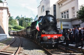 La 685 089 con il Caritas Express in attesa di partire dalla stazione della Città del Vaticano per Orte. (Roma, 21/05/2011; Francesco Maria / tuttoTreno)