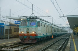 La E 632 028 alla testa del Regionale 24814 Aosta-Torino P.N. in partenza da Chivasso dopo il cambio trazione. (20/01/2011; foto M. Rinaldi)