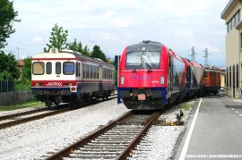Le E 190 301 e 302 con la DE 424 02 in manovra a Udine per il trasferimento a Cividale. (23/06/2011; foto Enrico Ceron / tuttoTreno)