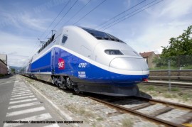 Il primo TGV a due piani di nuova generazione realizzato da Alstom per la SNCF sul piazzale dello stabilimento di Belfort. (17/05/2011; foto Guillaume Ramon / Abacapress / Alstom / tuttoTreno)