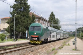 Il complesso TAF 14 (ALe426/ALe506 014) nella nuova livrea di Trenord effettua il treno 5348 Milano P.G.–Varese. (Gazzada, 26/07/2011; foto Paolo Di Lorenzo / tuttoTreno) Il complesso TAF 14 (ALe426/ALe506 014) nella nuova livrea di Trenord effettua il treno 5348 Milano P.G.–Varese. (Gazzada, 26/07/2011; foto Paolo Di Lorenzo / tuttoTreno)