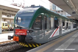 L'ATR 125 004 appena giunto da Lecco con il viaggio inaugurale dei servizi effettuati con i GTW Stadler asei casse. (12/09/2011; foto Maurizio Fantini / tuttoTreno)